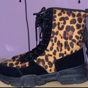 Women’s Yoki leopard boots size 7.5.